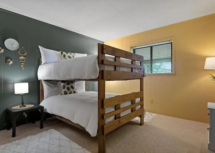 Sunrise Mountain Retreat-Fall Vacation With Hot Tub