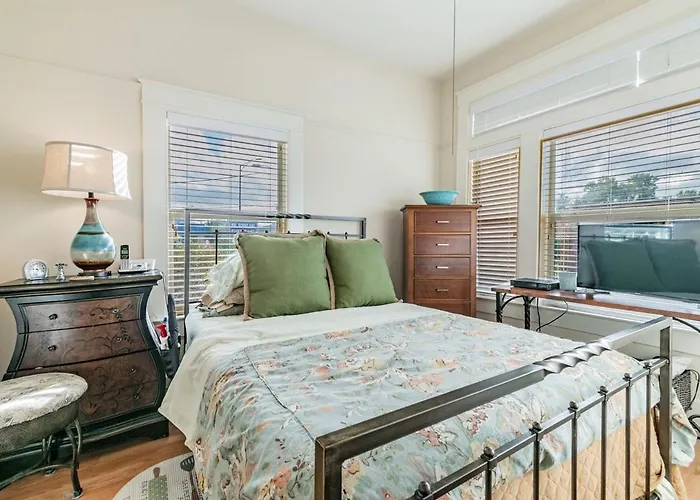 Cute 2B2B House, Walk To Sponge Dock, Pet Friendly
