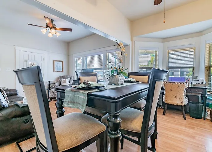 Cute 2B2B House, Walk To Sponge Dock, Pet Friendly
