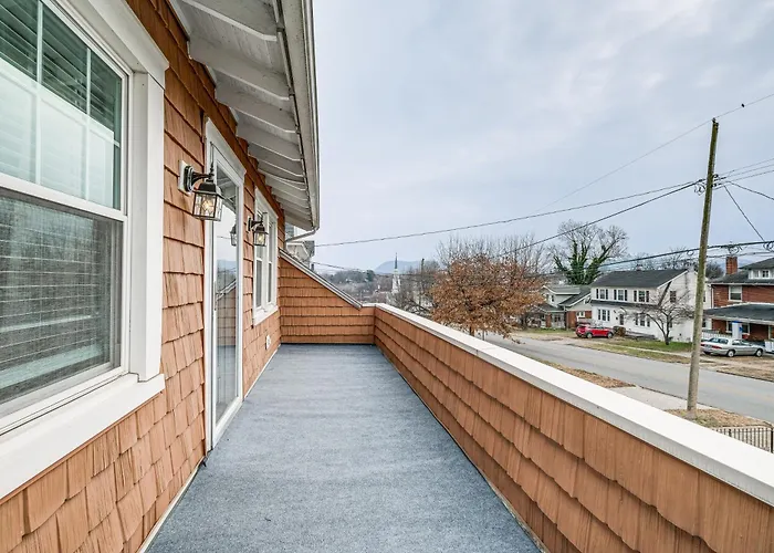 < 3 Mi To Dtwn Roanoke: Inviting Unit W/ Balcony