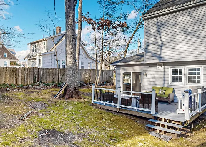 Walk To Transit & Eats! 'Urban Oasis In Newton'