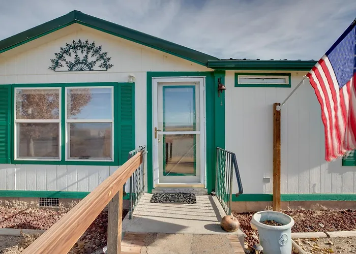 Hot Tub & Screened Porch: Getaway In Montrose!
