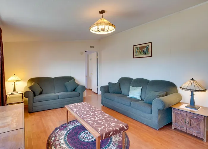 Hot Tub & Screened Porch: Getaway In Montrose!
