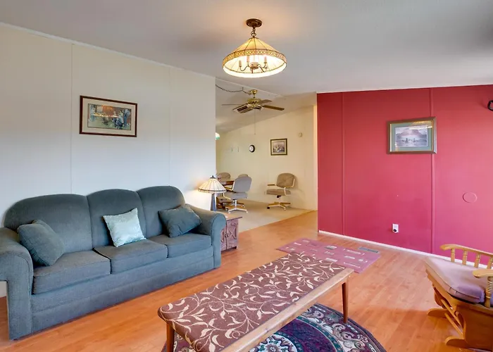 Hot Tub & Screened Porch: Getaway In Montrose!