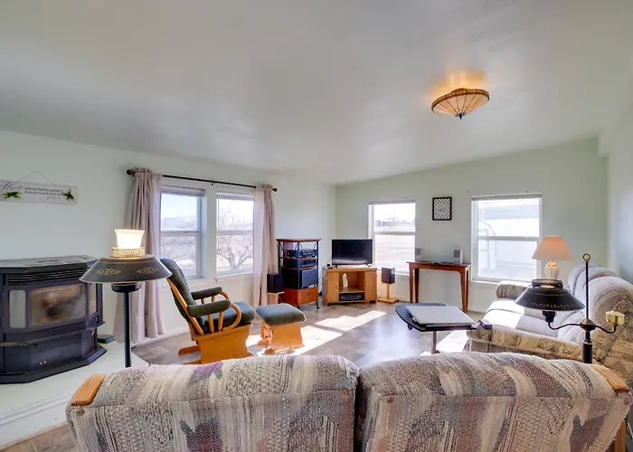 Hot Tub & Screened Porch: Getaway In Montrose!