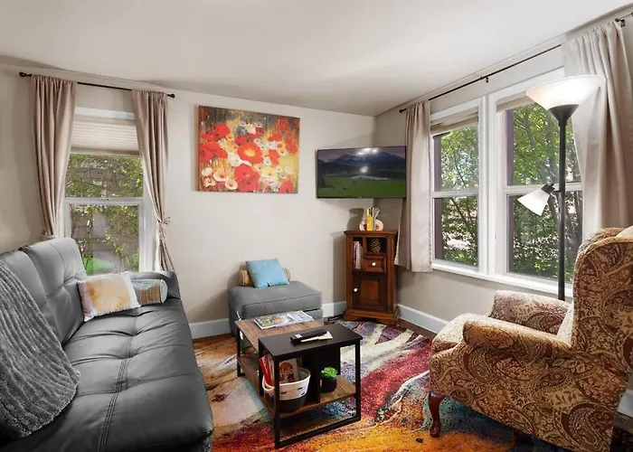 Charming And Cozy Private Home Walking Distance To Downtown
