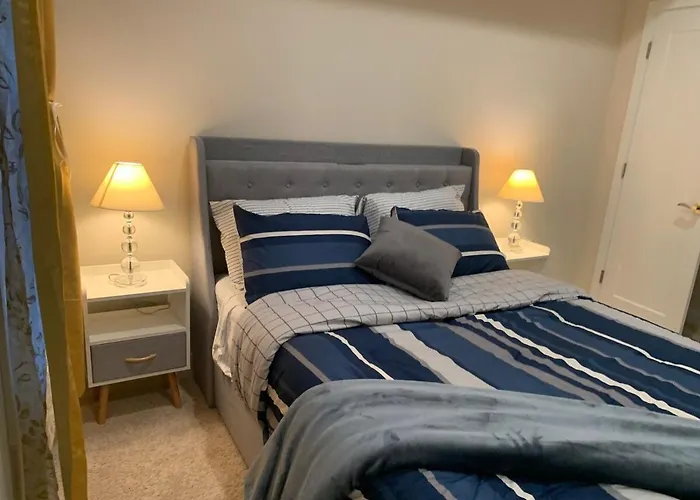 Private 2Br Apartment - Free Off Street Parking, Fast Wi-Fi & Laundry