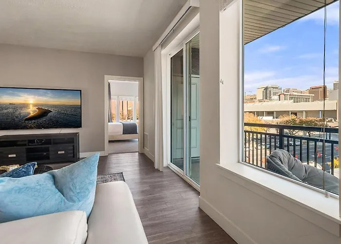 Gorgeous 2Bd 2Ba Pool,Gym,Htub Near Convention Ctr