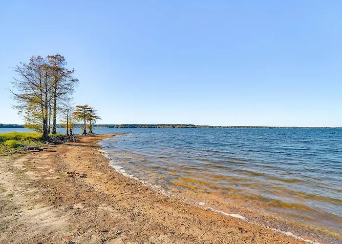 The Hill-Ton - Lake View, Across From 1215 Launch