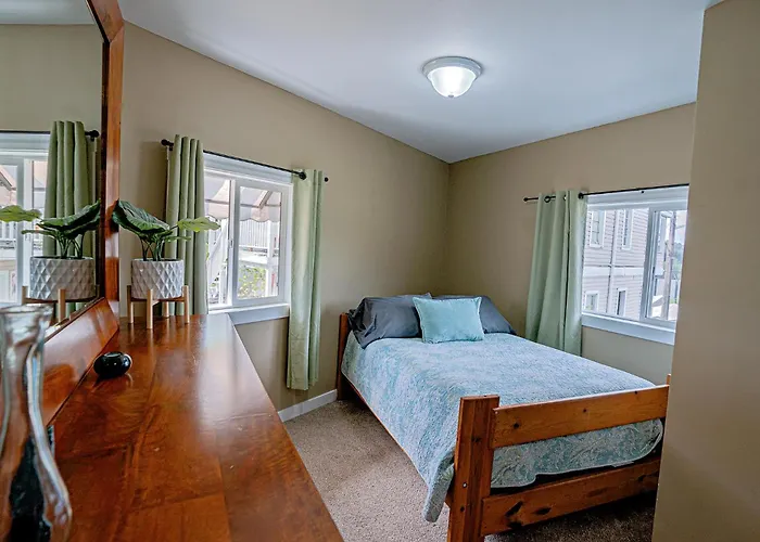 Peak Haven: 2Br Mountain View