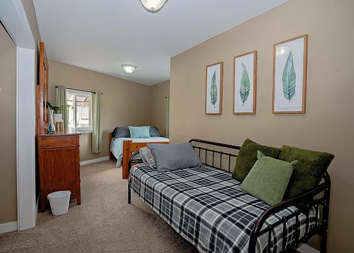 Peak Haven: 2Br Mountain View