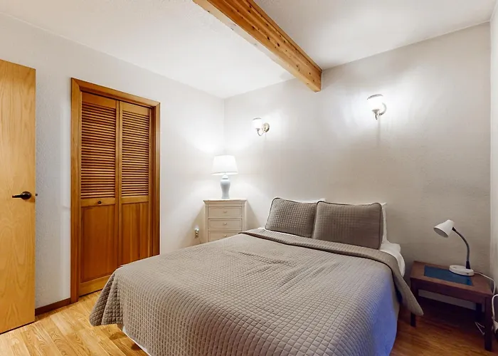 Redwood Rest Getaway - Cedar Home With Loft & Deck