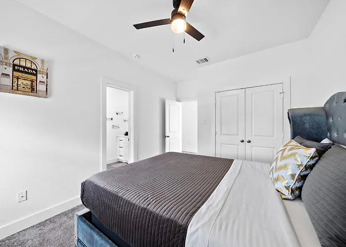 Luxury Home Near Med Center, Uptown & Downtown