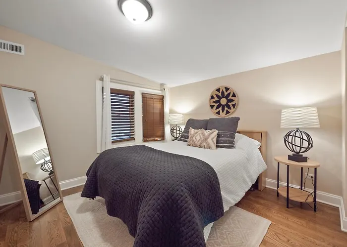 Cheerful 5-Bedroom W/Screened Patio, Sleeps 10 In The Heart Of Fremont!