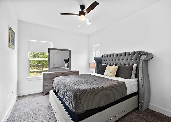 Cozy Home Near Medcenter, Uptown, & Downtown