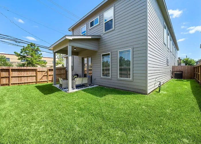 Cozy Home Near Medcenter, Uptown, & Downtown
