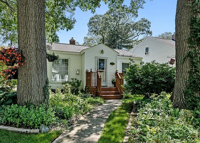 Peaceful Pastel - Cheerful Cottage Close To Pere Marquette And Muskegon Lake - Pet Friendly