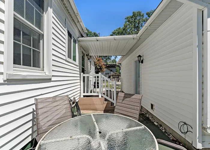 Peaceful Pastel - Cheerful Cottage Close To Pere Marquette And Muskegon Lake - Pet Friendly