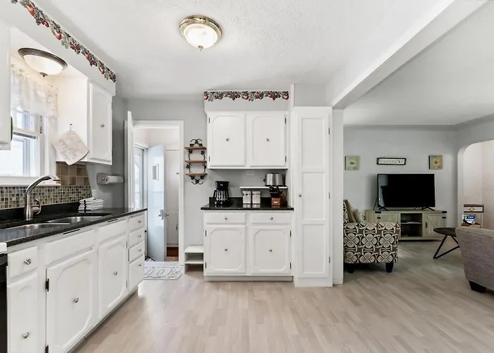 Peaceful Pastel - Cheerful Cottage Close To Pere Marquette And Muskegon Lake - Pet Friendly
