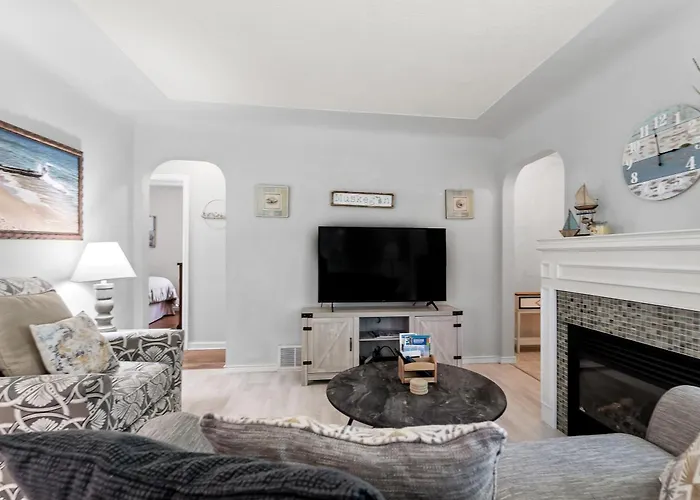 Peaceful Pastel - Cheerful Cottage Close To Pere Marquette And Muskegon Lake - Pet Friendly