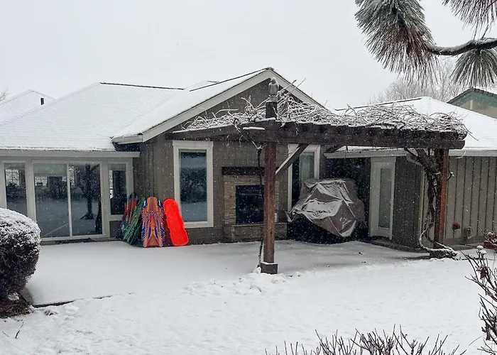Gorgeous Wapato Point Lakehouse W/ Private Hot Tub