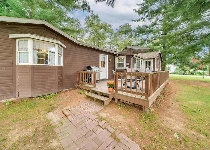 Walk To Beach & Lake: Idyllic Escape In Edinboro!
