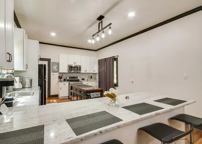 Updated Cottage W/ Fireplaces In North Greenwood!