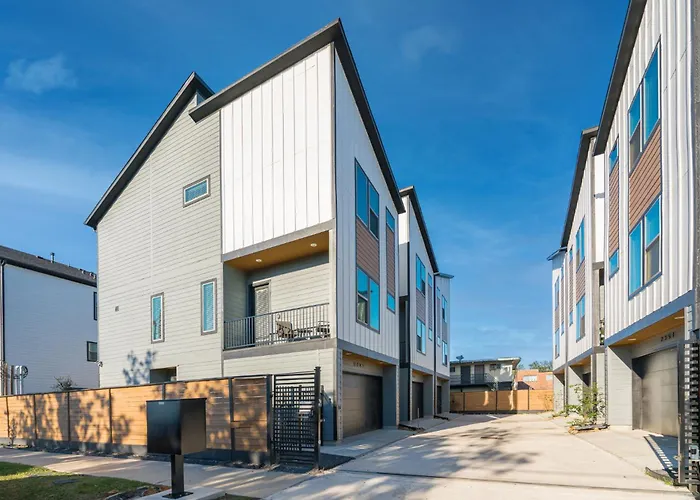 Luxury Charming 3Br 3Bath Free Wi-Fi 8 Guests, Gated Home, Houston Downtown