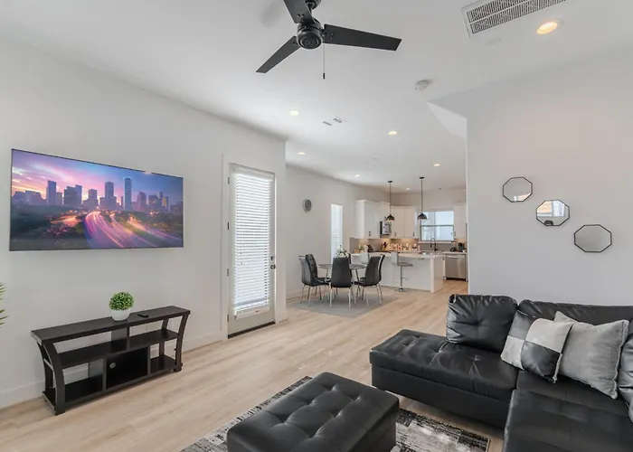 Luxury Charming 3Br 3Bath Free Wi-Fi 8 Guests, Gated Home, Houston Downtown