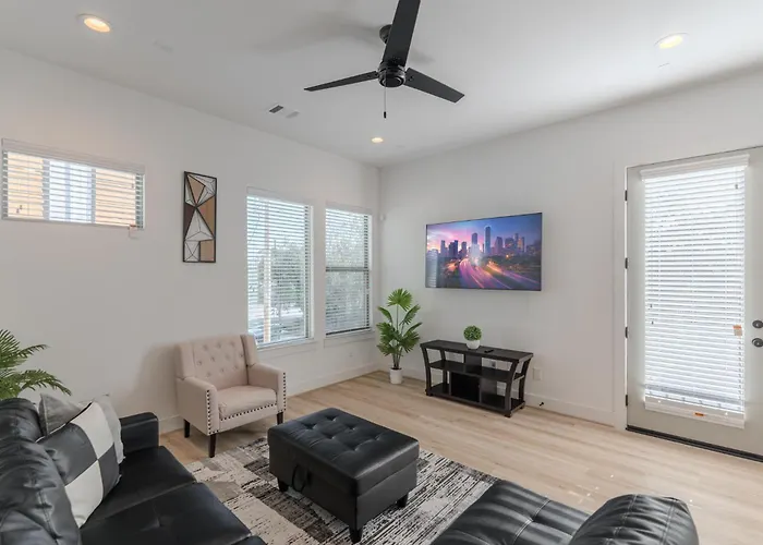 Luxury Charming 3Br 3Bath Free Wi-Fi 8 Guests, Gated Home, Houston Downtown