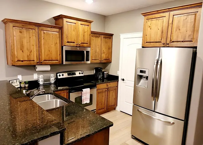 Cedar Getaway - Hot Tub, Private Sauna, Pool-Pong!
