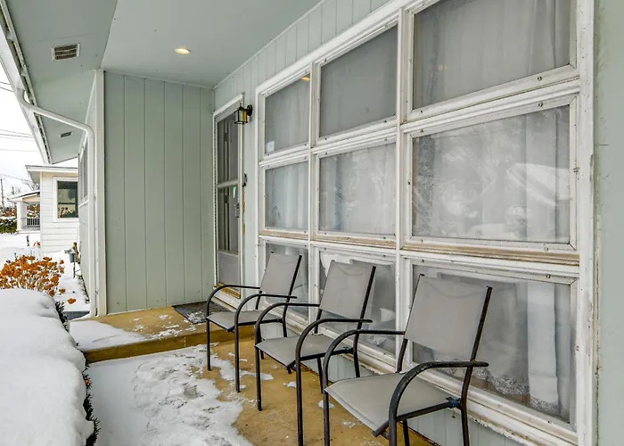 4 Mi To Dtwn: Pet-Friendly Home In Utica