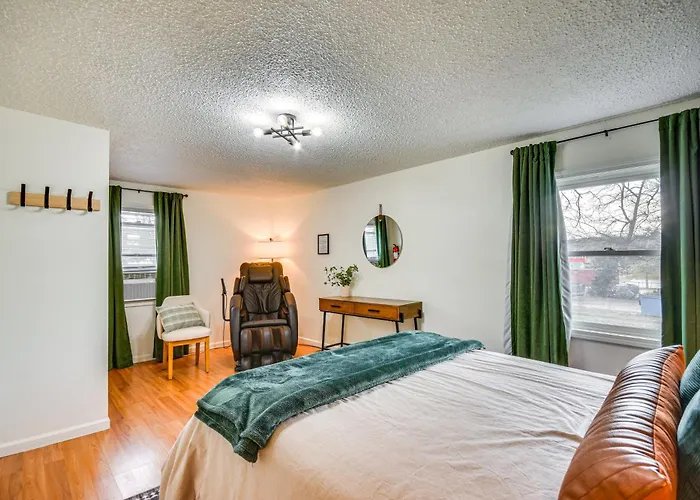 Jefferson City Bungalow: Hot Tub & Patio!