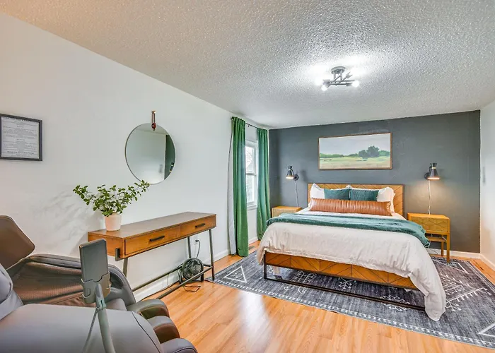 Jefferson City Bungalow: Hot Tub & Patio!