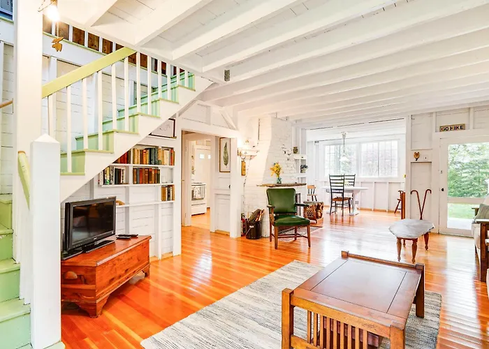 4 Mi To Lake Raponda! Secluded Family Cottage