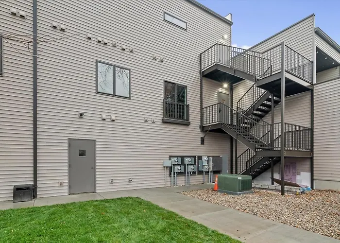 Fall At Golden Goose Including King Bed, Parking, Security And Laundry