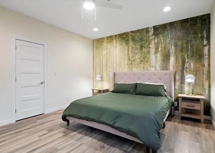 Fall At Golden Goose Including King Bed, Parking, Security And Laundry