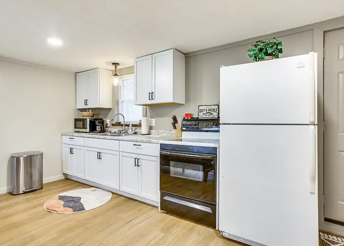 Updated Wellston Cabin, Walk To Lake Beach + Dock!