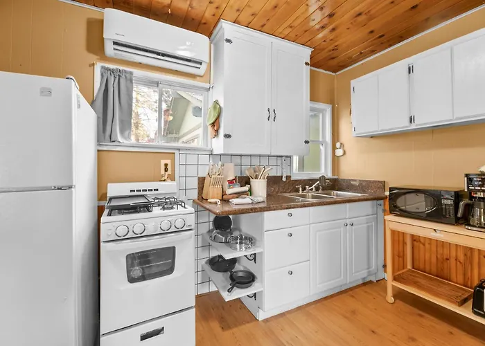 Hideaway Cabin - Cozy Romantic Cabin Perfect For Couples