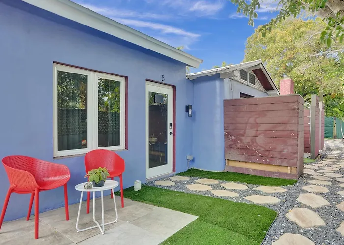 Kiki 5 - Men'S Clothing Optional Guest Houses