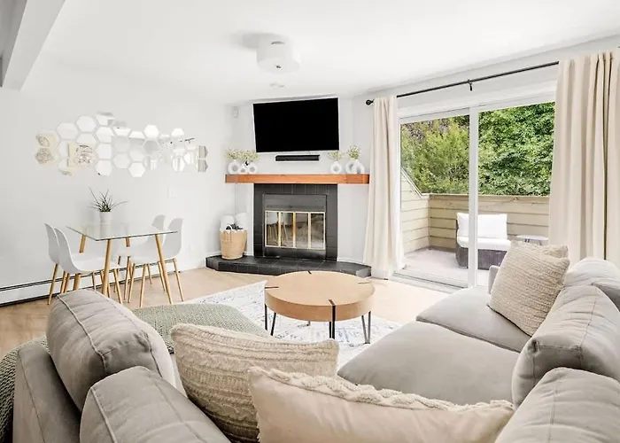 Bright & Modern - King Suite - Creekside Trail