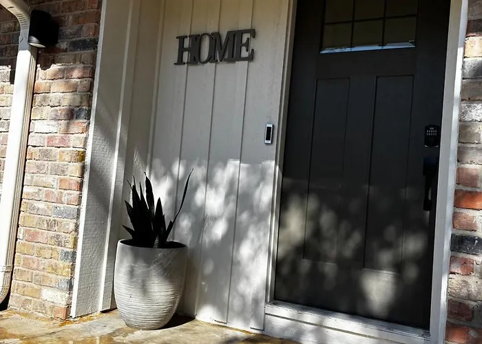 King Bed Suite In Conroe , Garage Available