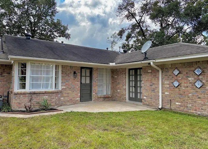 King Bed Suite In Conroe , Garage Available