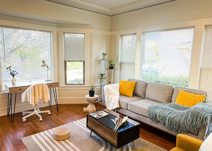 Bright, Modern & Artsy Space