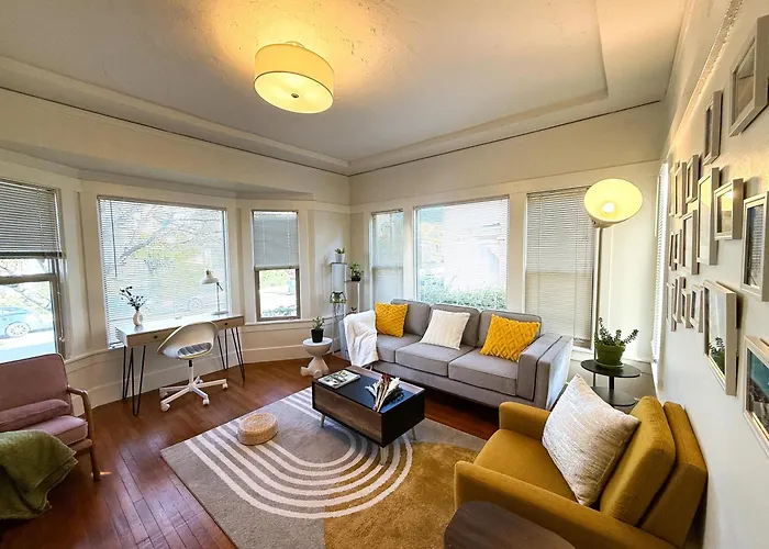 Bright, Modern & Artsy Space