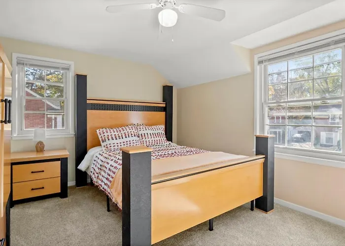 Modern Townhouse Near Everything Shopping Center