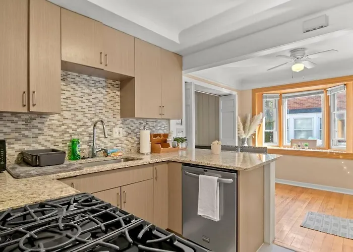 Modern Townhouse Near Everything Shopping Center