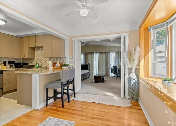 Modern Townhouse Near Everything Shopping Center