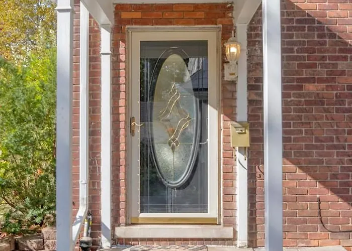 Modern Townhouse Near Everything Shopping Center