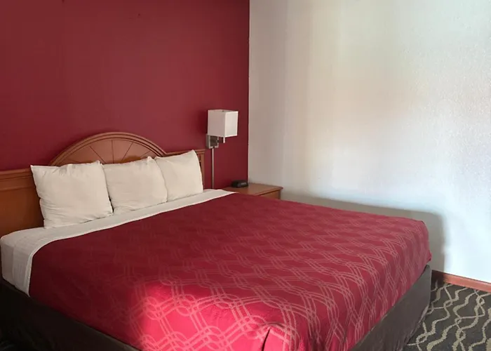 Econo Lodge Inn & Suites